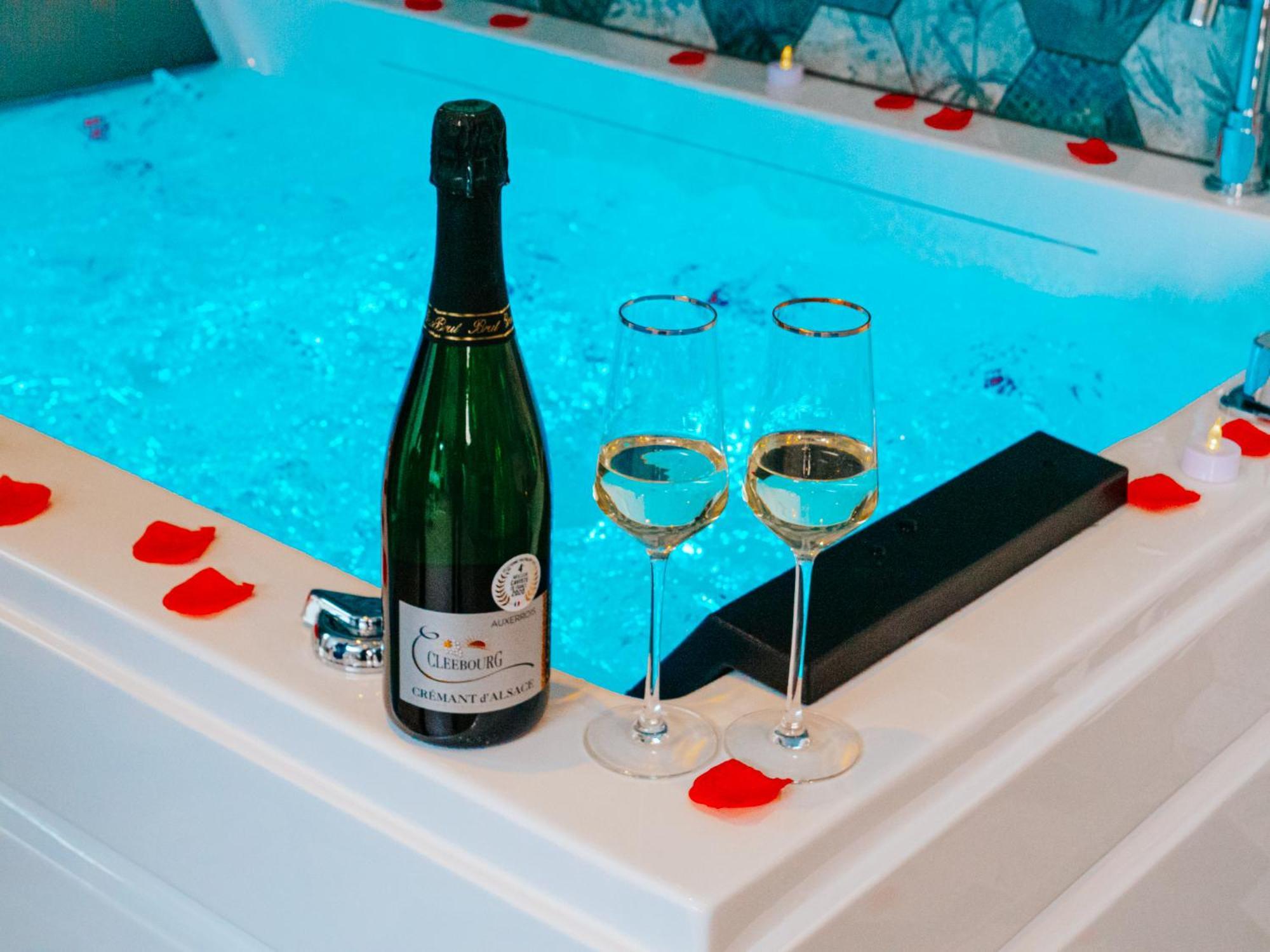 L'Oasis Tropicale, Jacuzzi, Love Room Roppenheim Bagian luar foto