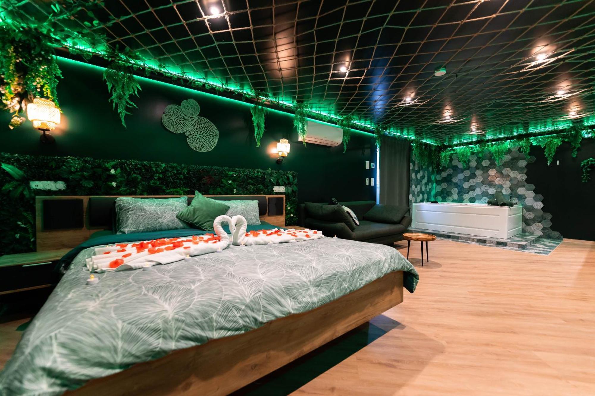 L'Oasis Tropicale, Jacuzzi, Love Room Roppenheim Bagian luar foto