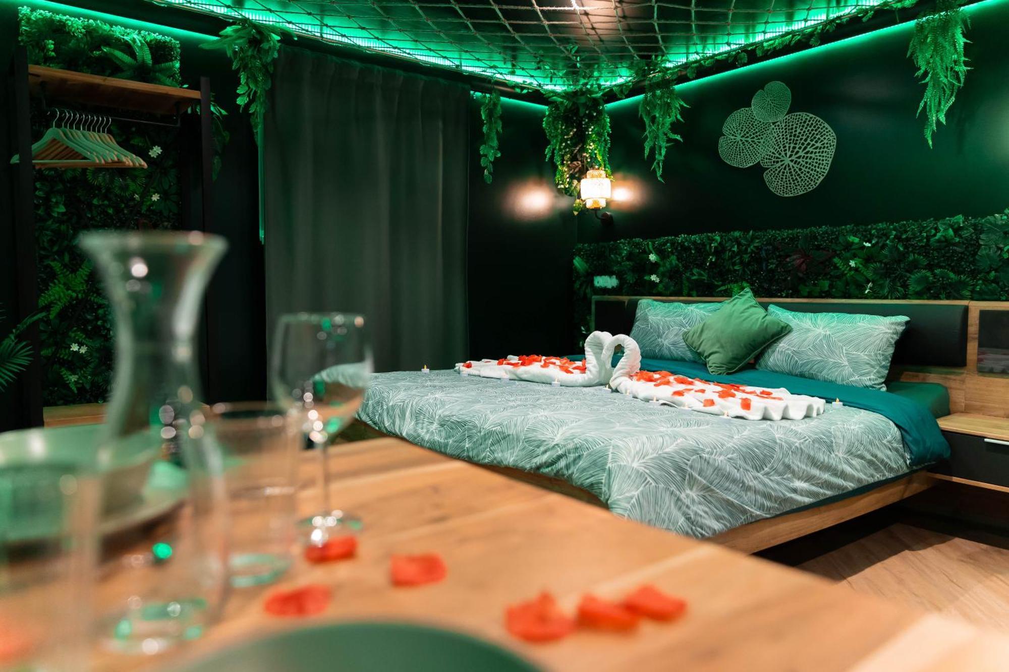 L'Oasis Tropicale, Jacuzzi, Love Room Roppenheim Bagian luar foto